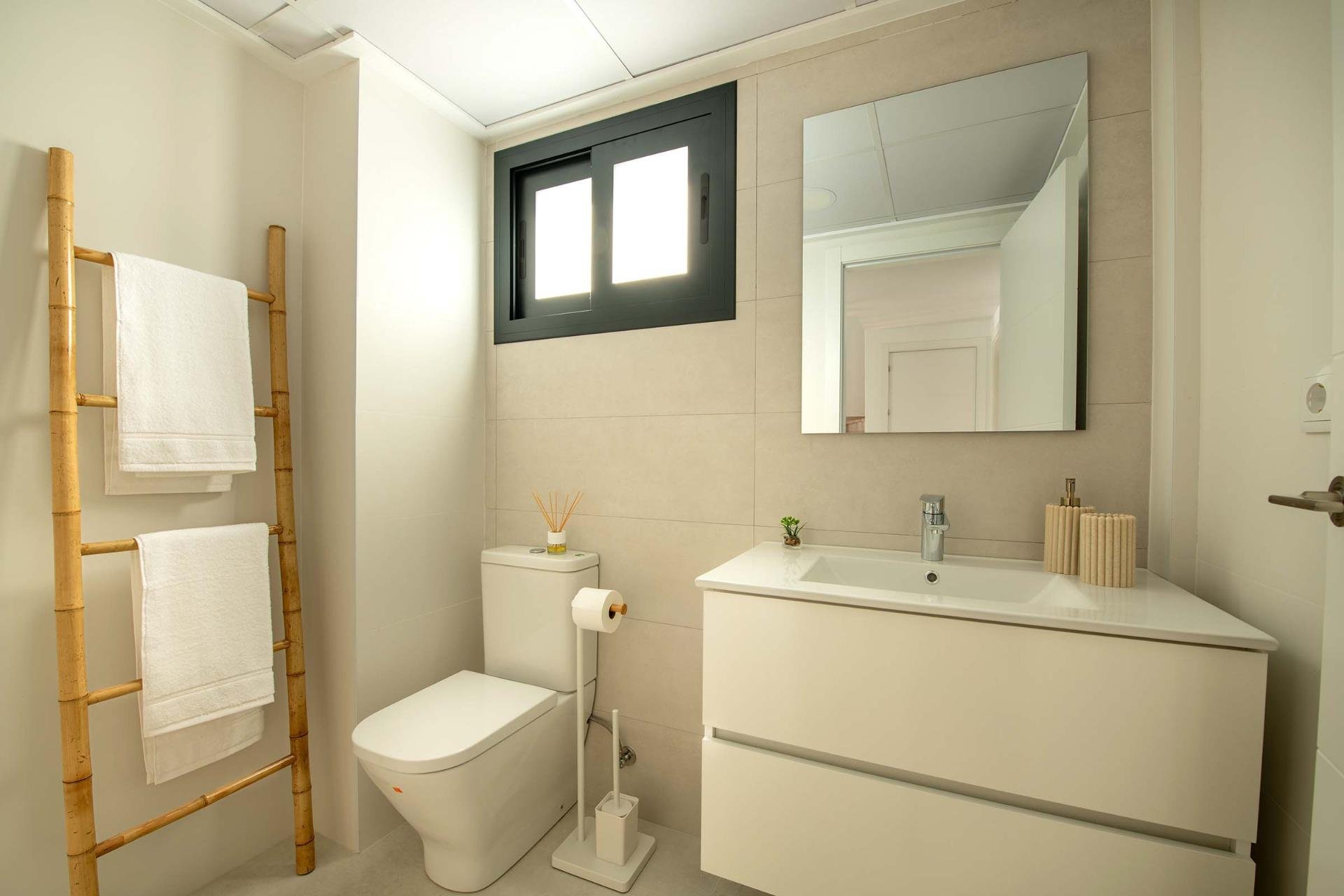 Obra nueva - Town House -
Cox - San Fernando