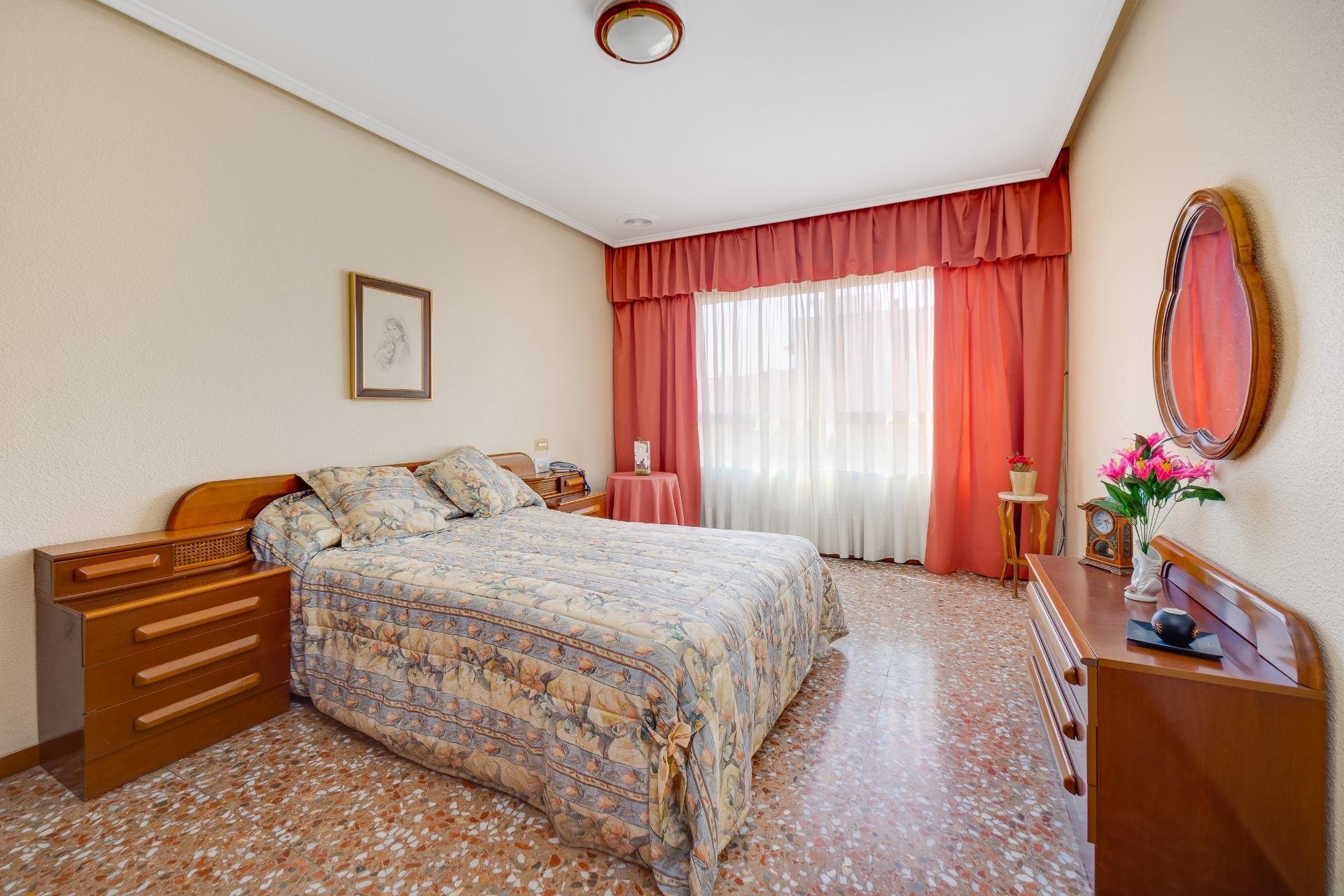 Resale - Apartment -
Torrevieja - Centro