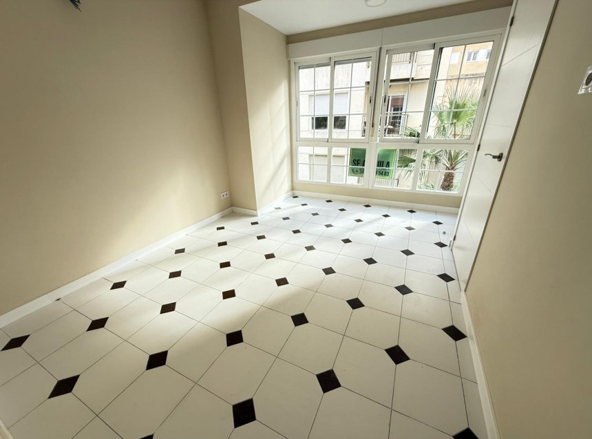 Resale - Apartment -
Torrevieja - Centro