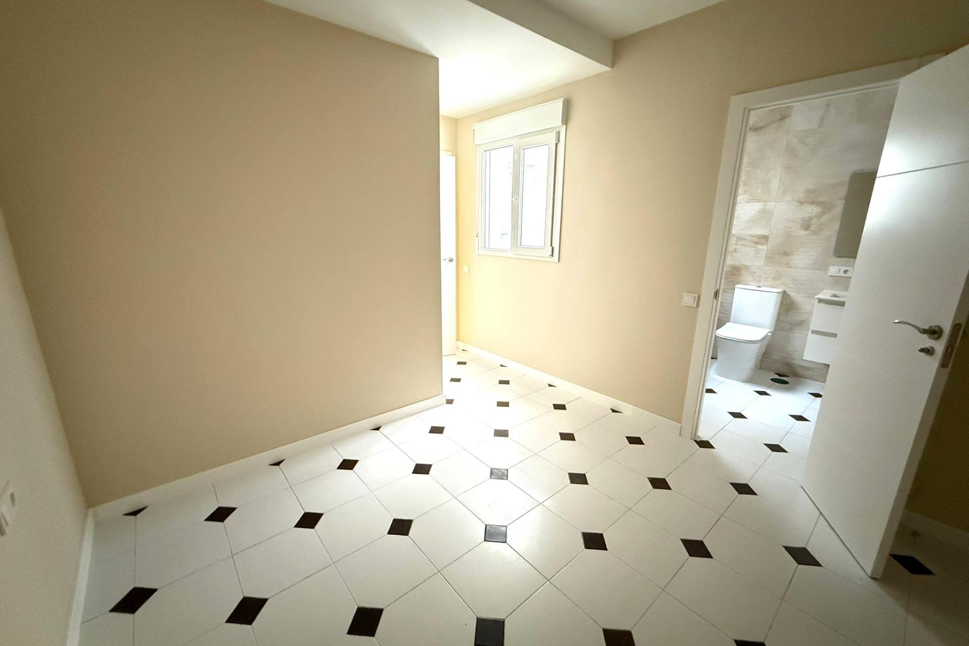 Resale - Apartment -
Torrevieja - Centro