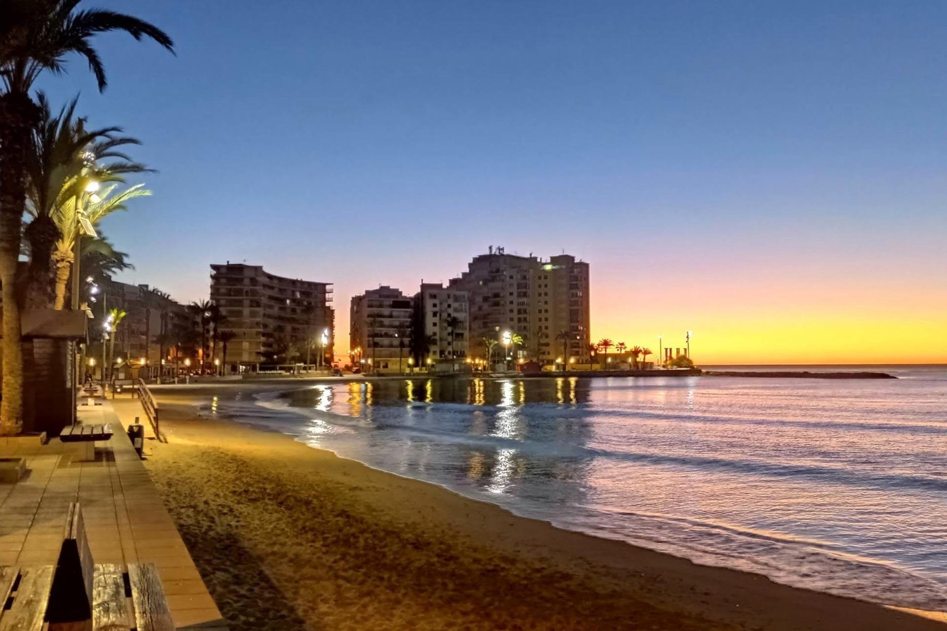 Resale - Apartment -
Torrevieja - Paseo Maritimo