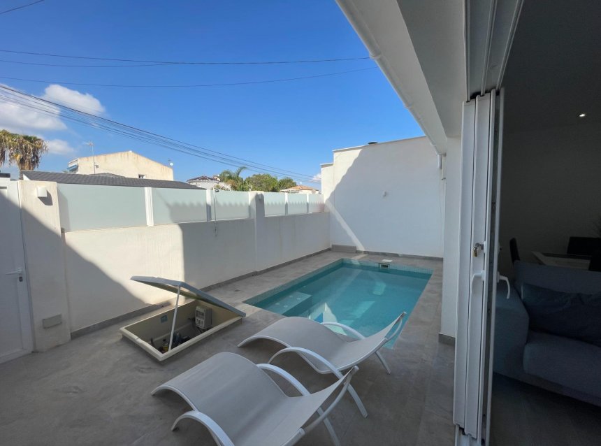 Resale - Bungalow -
Orihuela Costa - La Regia