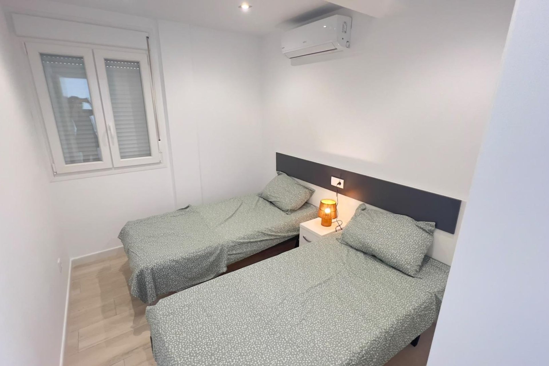 Resale - Bungalow -
Orihuela Costa - La Regia