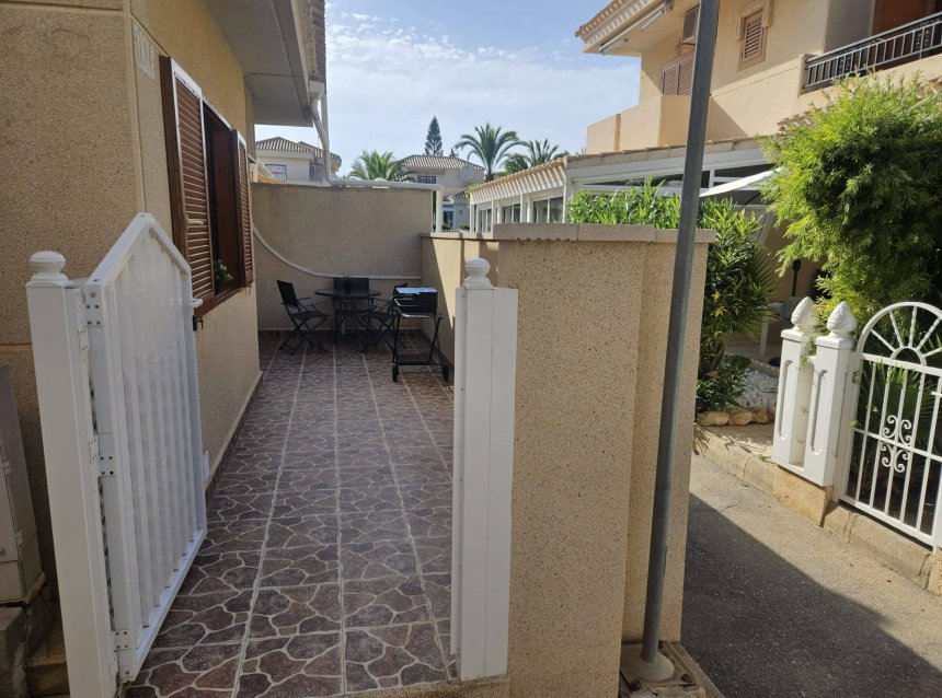 Resale - Bungalow -
Orihuela Costa - La Zenia