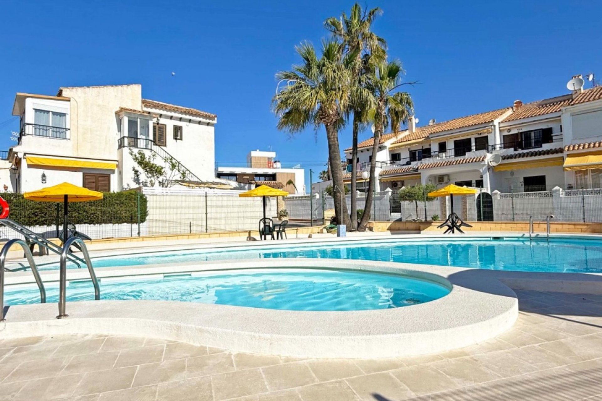 Resale - Bungalow -
Torrevieja - Costa Blanca
