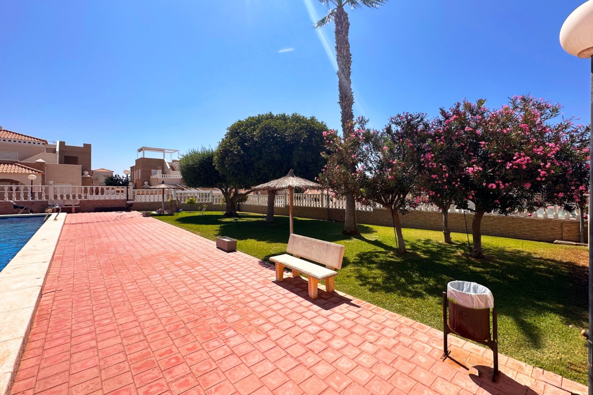 Resale - Bungalow -
Torrevieja - Costa Blanca