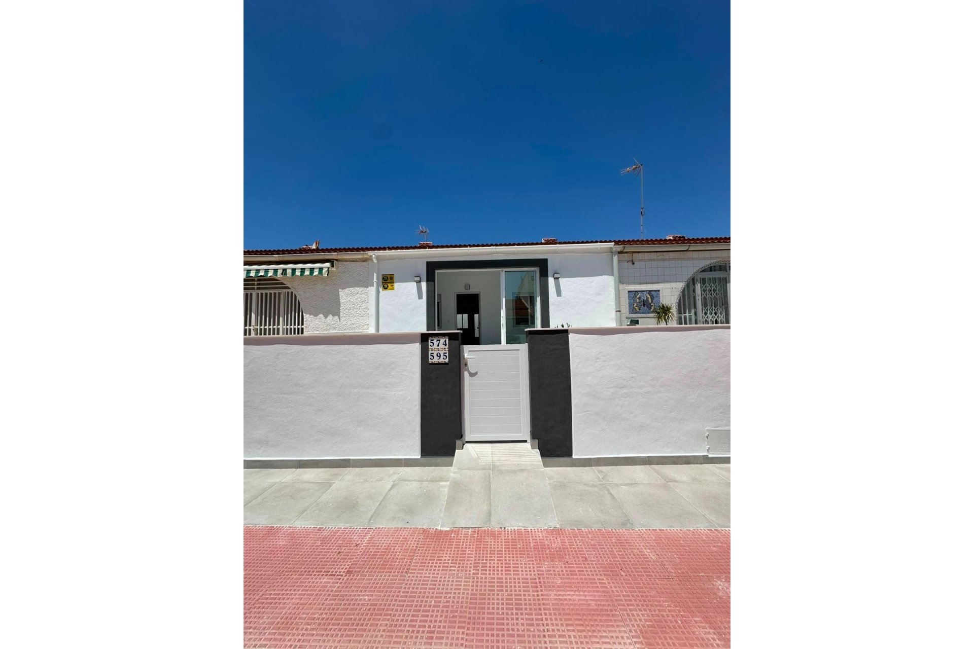 Resale - Bungalow -
Torrevieja - La Siesta - El Salado - Torreta