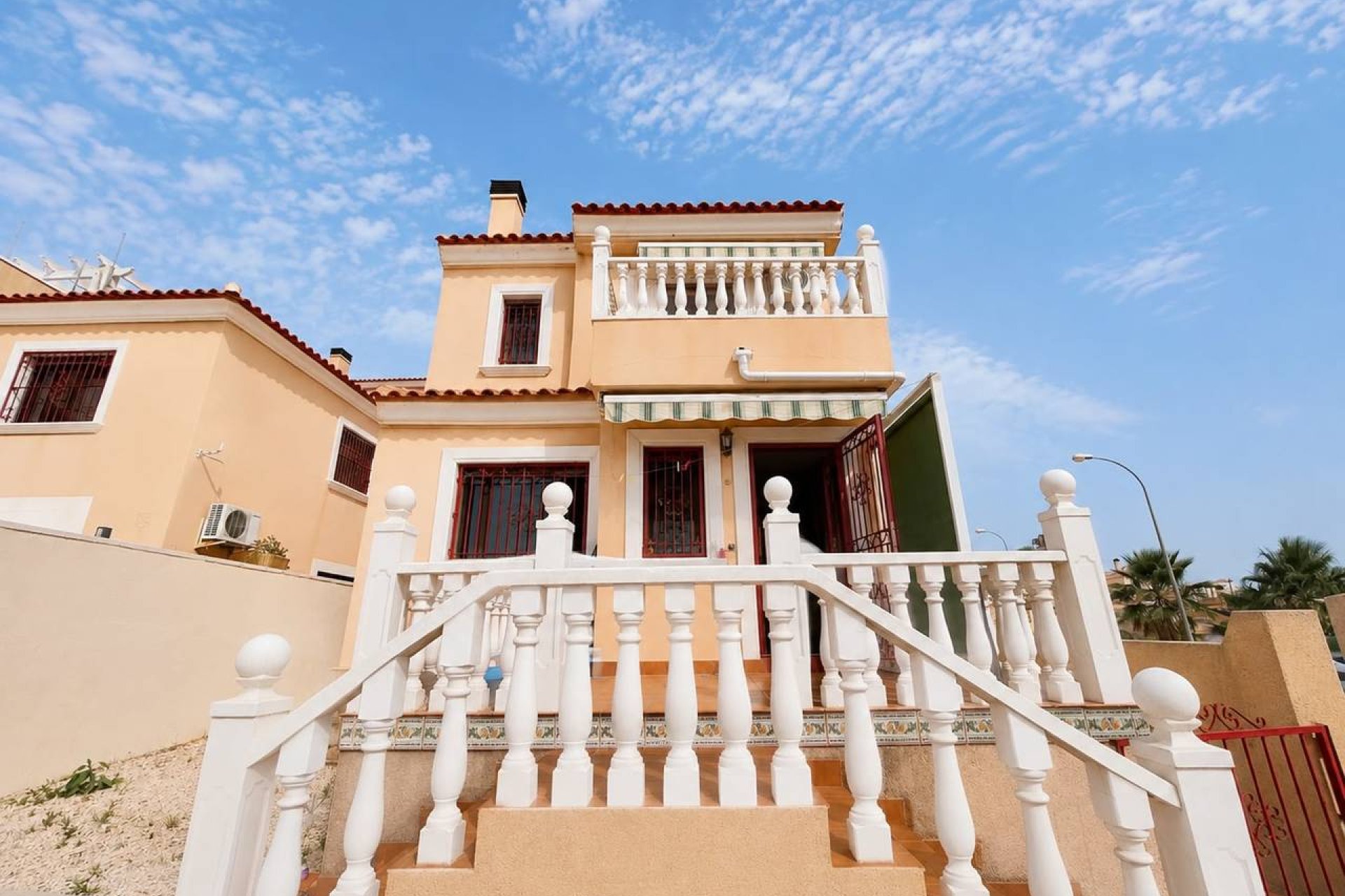 Resale - Villa -
Villamartin - Costa Blanca