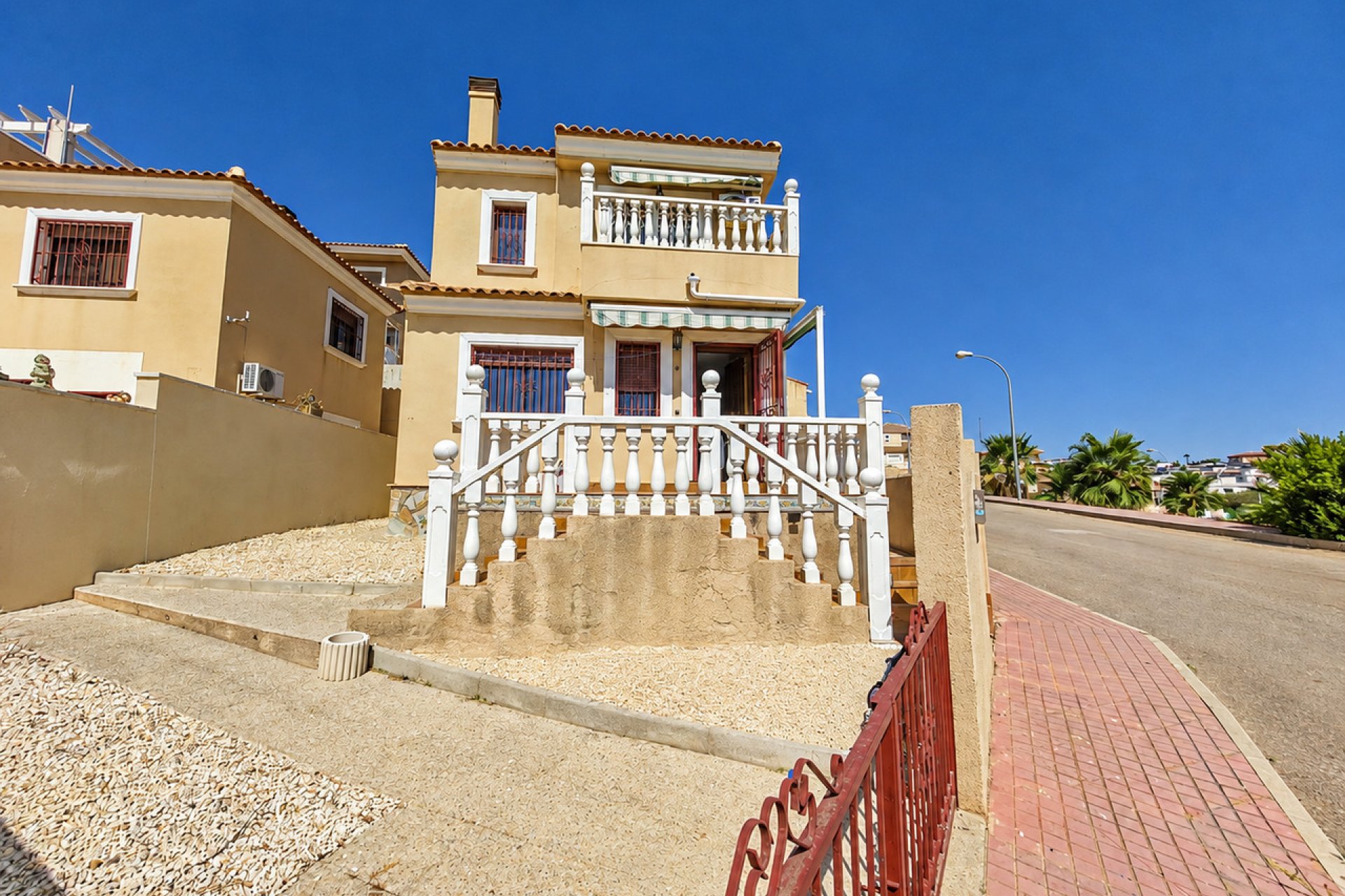 Resale - Villa -
Villamartin - Costa Blanca