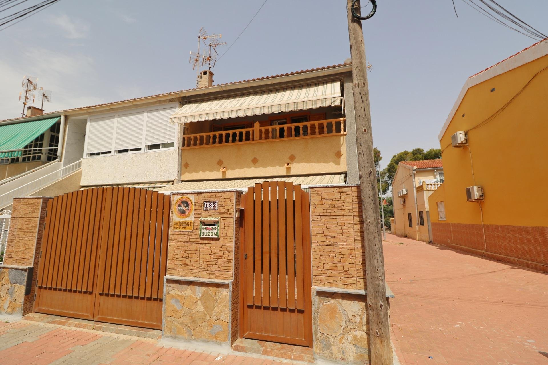 Reventa - Town House -
Torrevieja - Playa De Los Naufragos