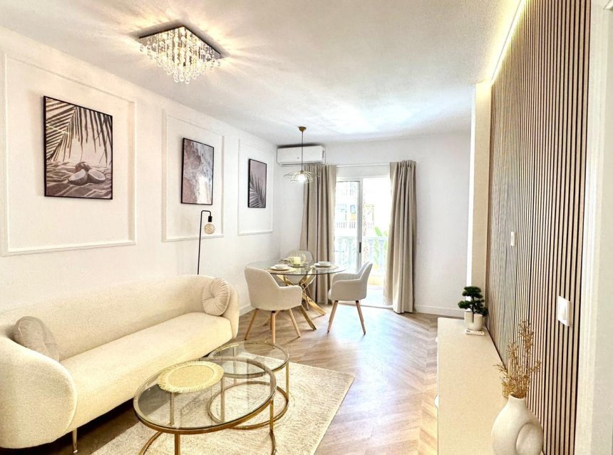 Revente - Apartment -
Torrevieja - Centro