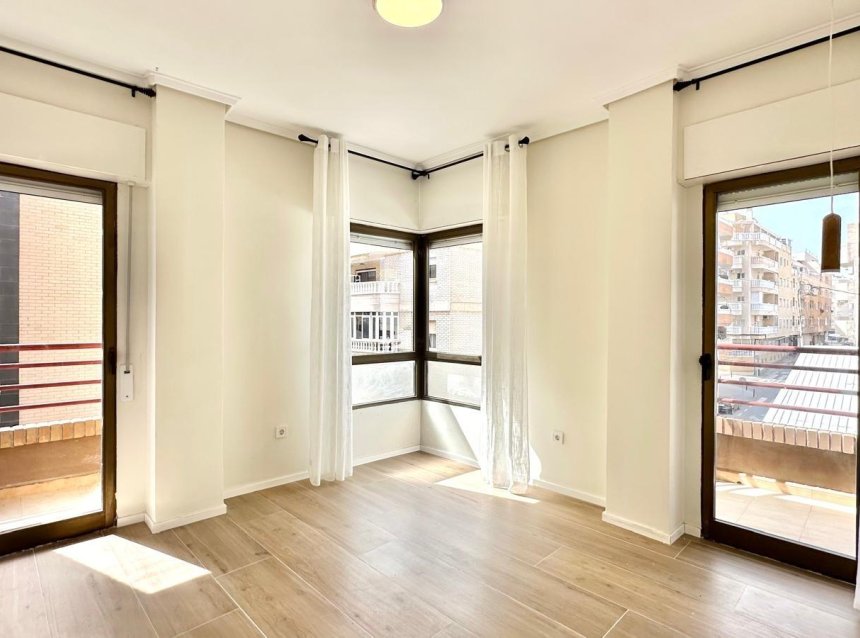 Revente - Apartment -
Torrevieja - Centro