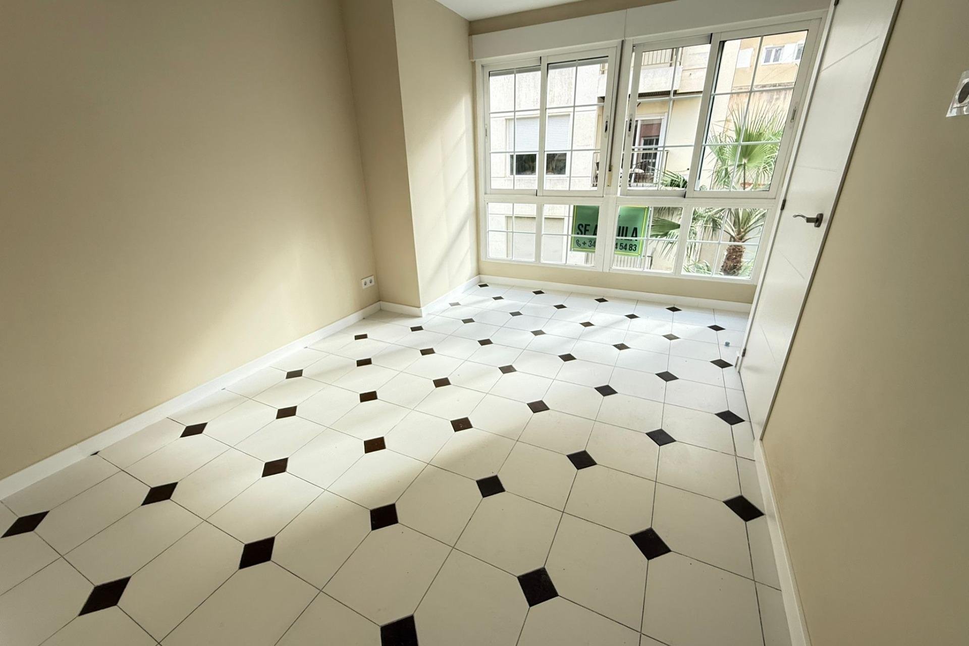 Revente - Apartment -
Torrevieja - Centro