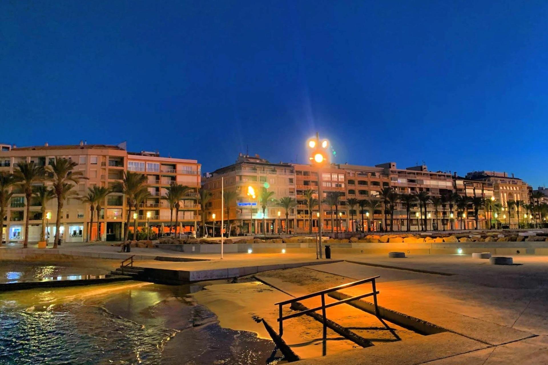 Revente - Apartment -
Torrevieja - Paseo Maritimo