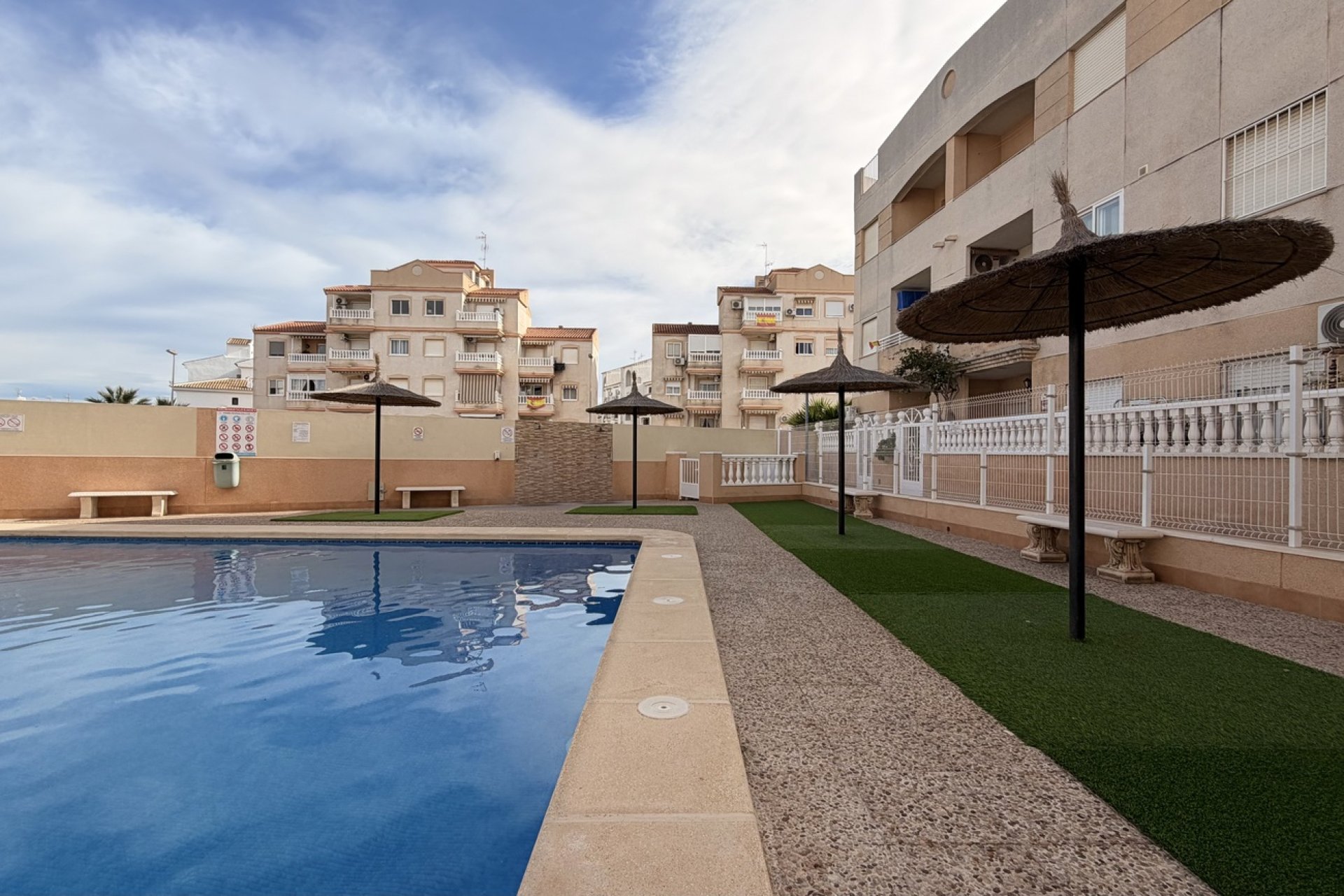 Revente - Apartment -
Torrevieja - Urb. Calas Blancas III