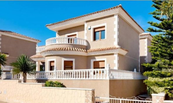 Villa - Nouvelle construction -
            Torrevieja - NB-73875