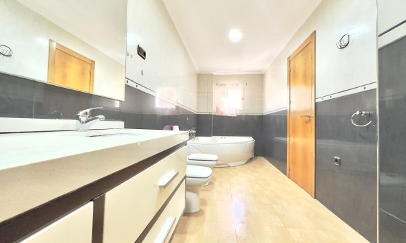 Resale - Apartment -
Torrevieja - Centro