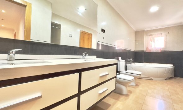 Resale - Apartment -
Torrevieja - Centro