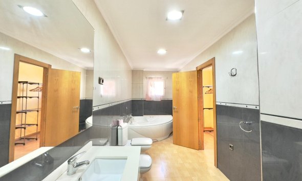 Resale - Apartment -
Torrevieja - Centro