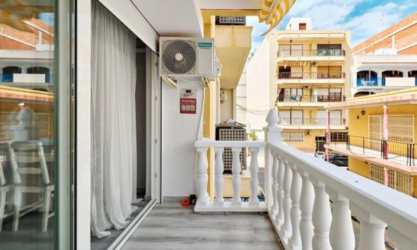 Revente - Apartment -
Torrevieja - Centro