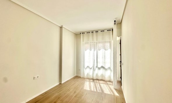 Revente - Apartment -
Torrevieja - Centro
