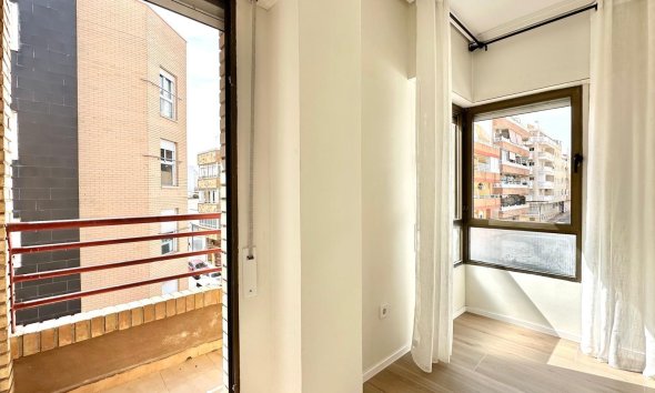 Revente - Apartment -
Torrevieja - Centro