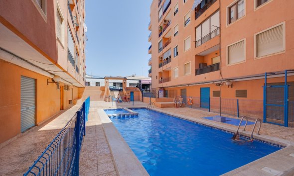 Revente - Apartment -
Torrevieja - Centro