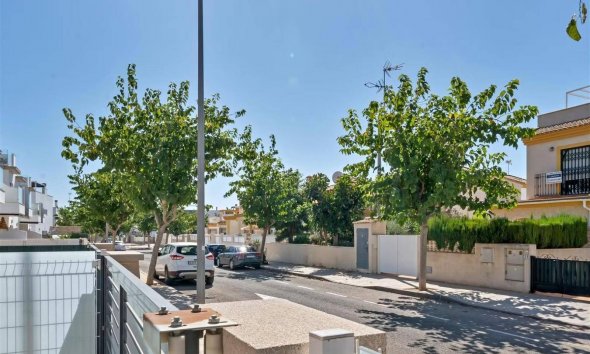 Resale - Bungalow -
Pilar de la Horadada - Zona Pueblo
